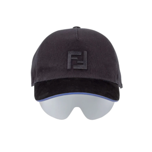 BONÉ COM VISEIRA FENDI FE 40022U 05C TU .