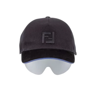 BONÉ COM VISEIRA FENDI FE 40022U 05C TU .